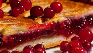 Yeast pie na may lingonberries